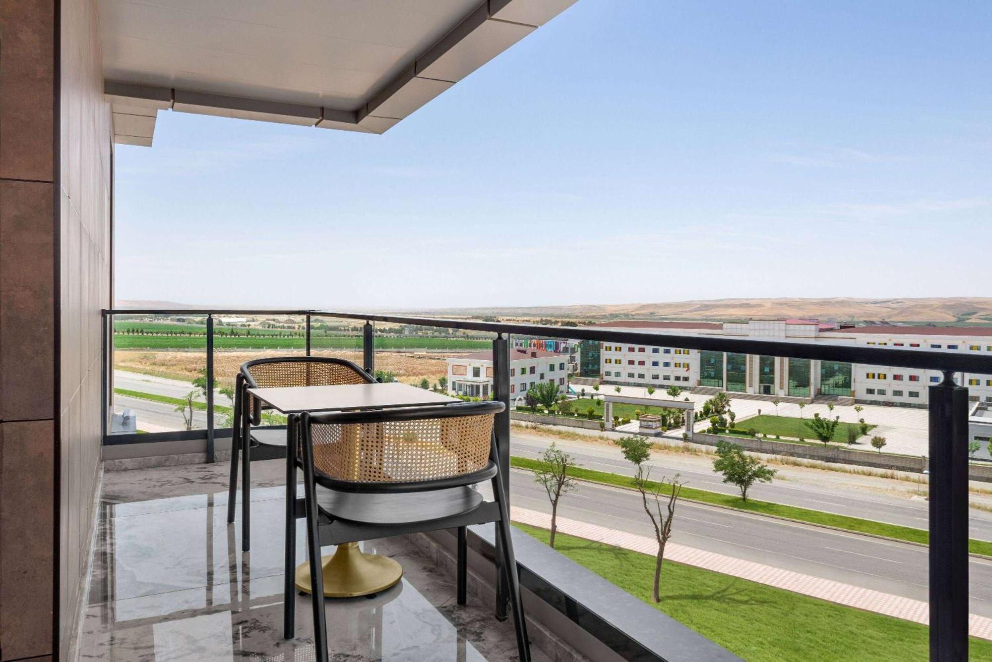 Ramada Plaza By Wyndham Batman Hotel Buitenkant foto