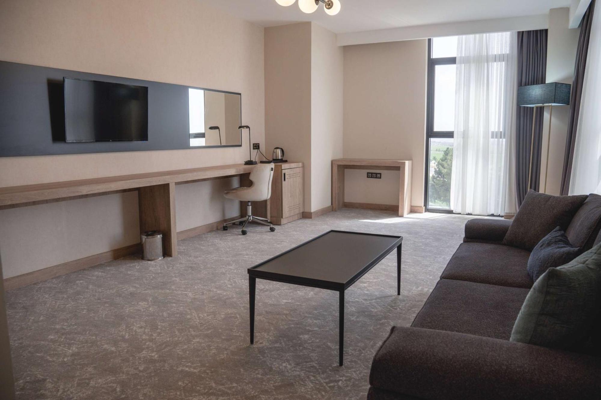 Ramada Plaza By Wyndham Batman Hotel Buitenkant foto