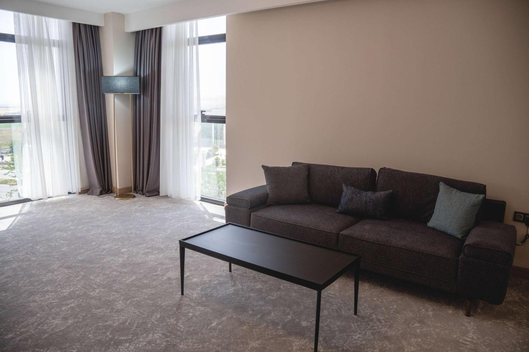 Ramada Plaza By Wyndham Batman Hotel Buitenkant foto