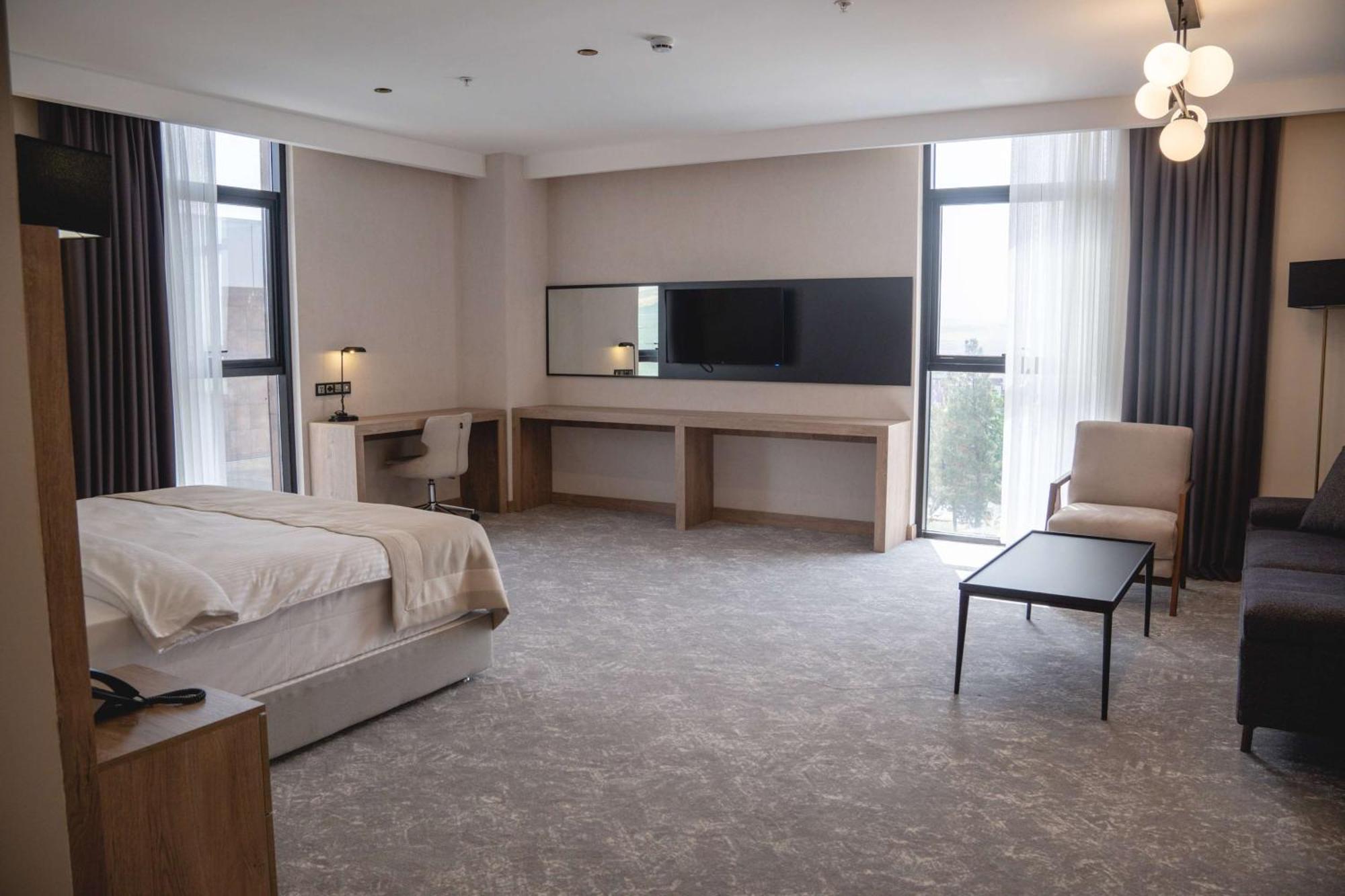 Ramada Plaza By Wyndham Batman Hotel Buitenkant foto